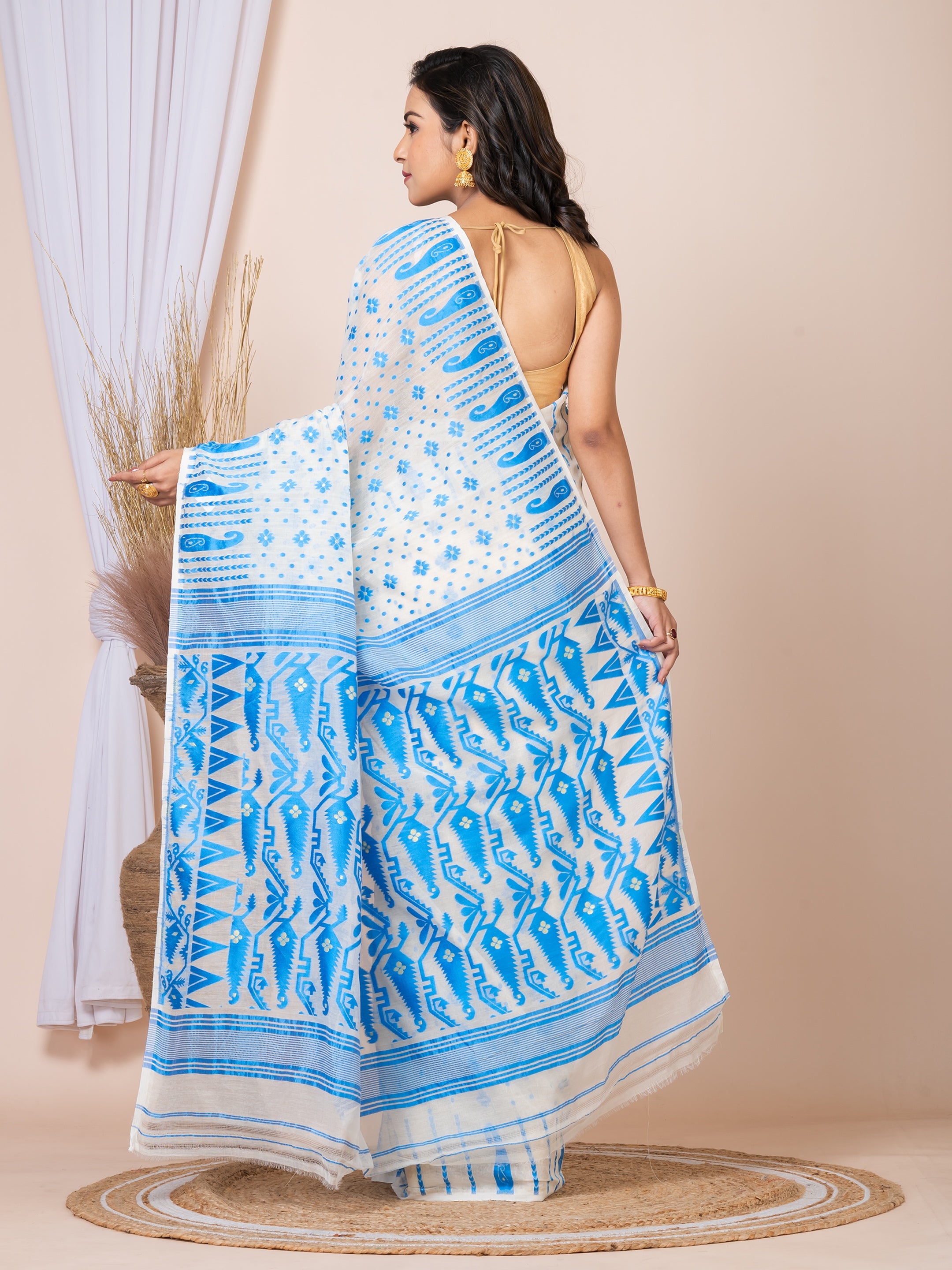 Laa Calcutta White & Sea Green Women Woven floral design Pure cotton taant jamdani saree