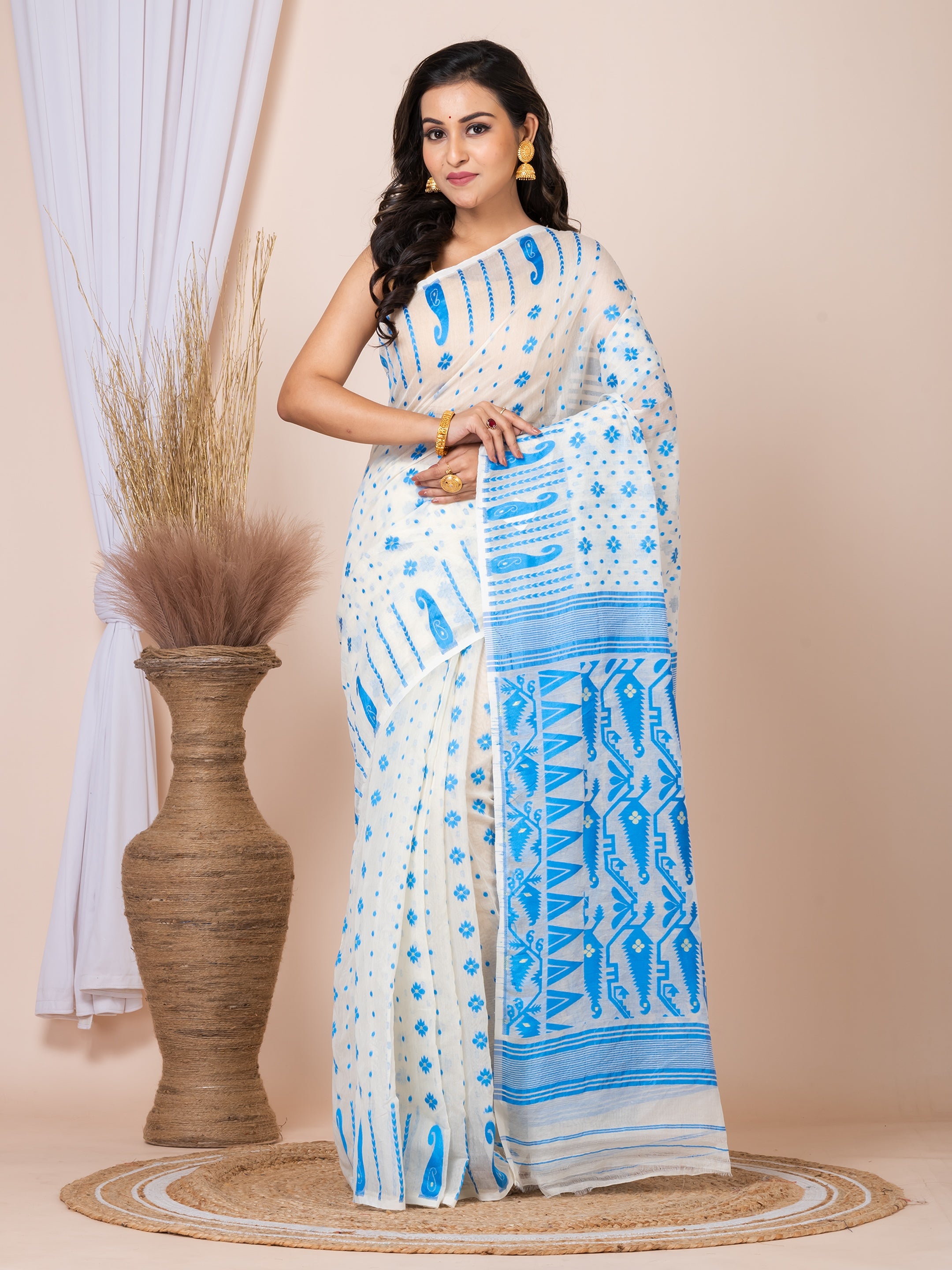 Laa Calcutta White & Sea Green Women Woven floral design Pure cotton taant jamdani saree