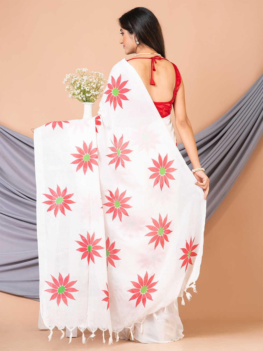 Laa Calcutta White & Red Pure cotton Sunflower design Handloom Saree