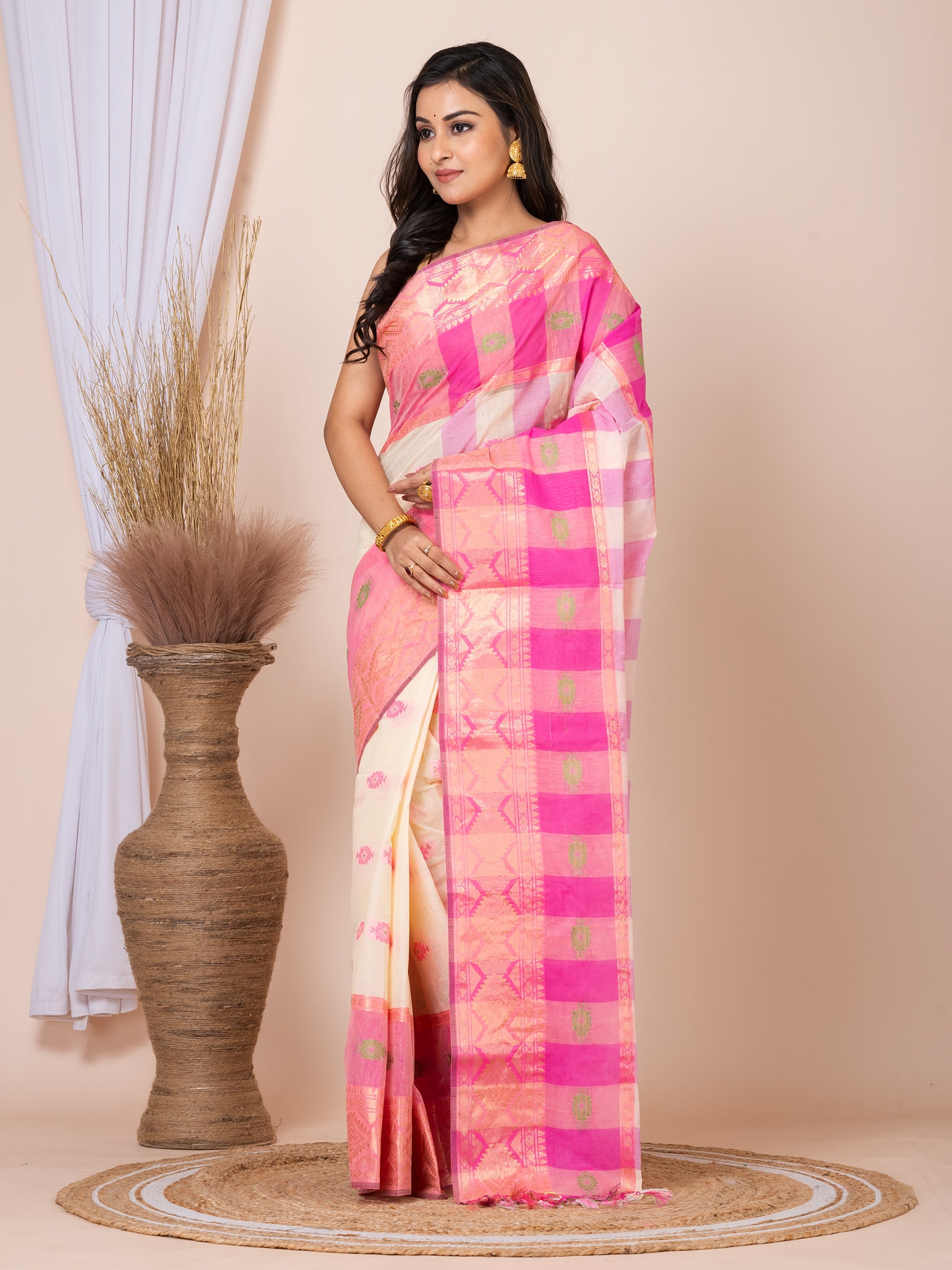 Laa Calcutta Off White & Pink women pure cotton Taant saree