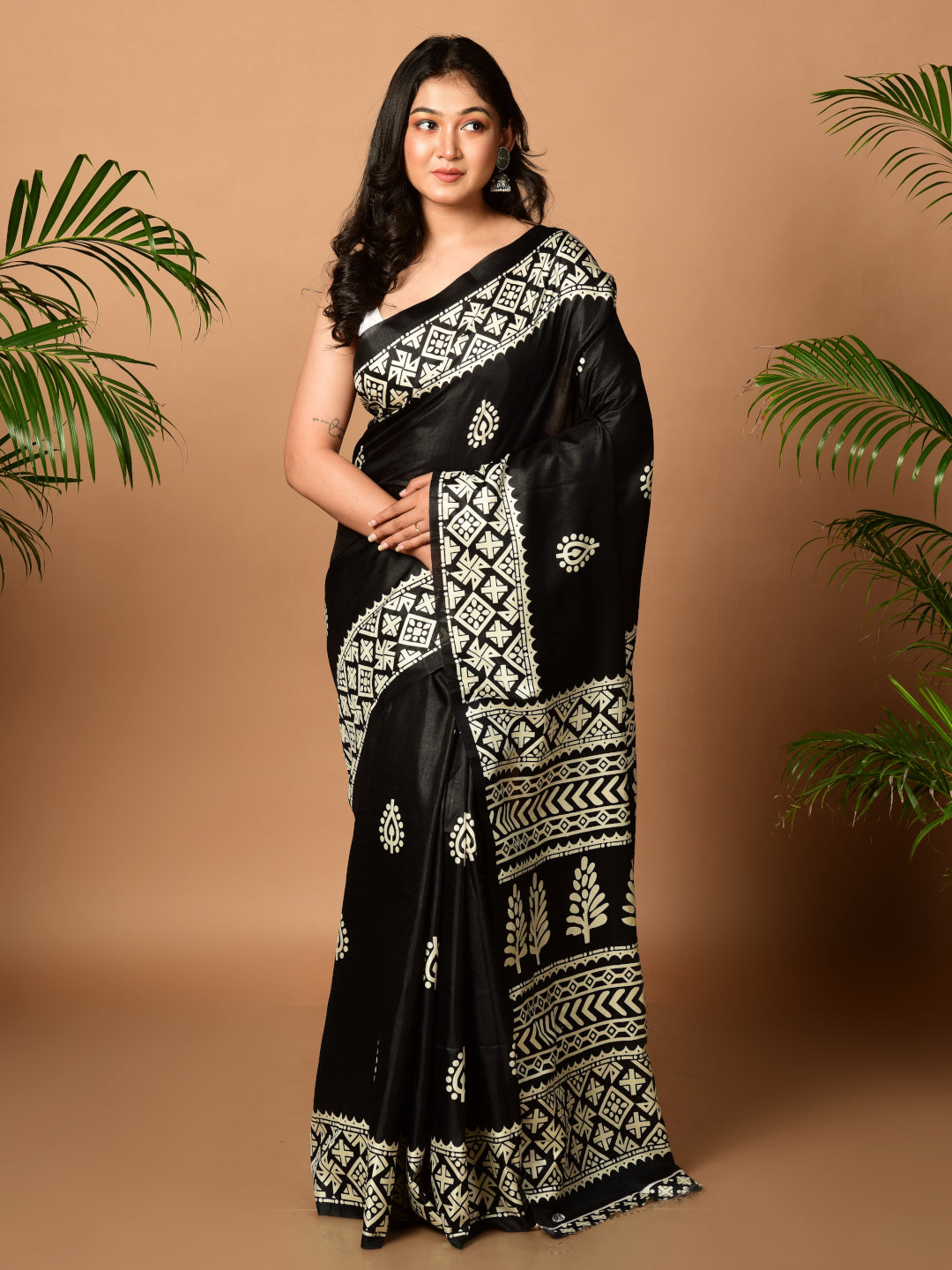 Laa Calcutta Black & White printed semi pure silk saree