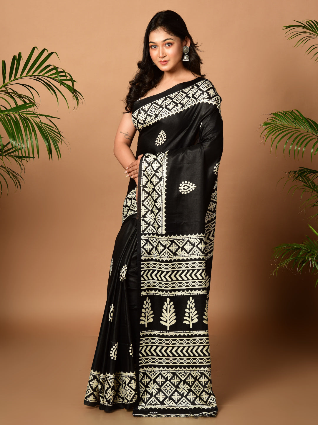 Laa Calcutta Black & White printed semi pure silk saree